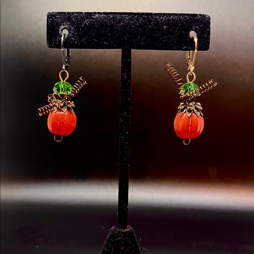 Whimsical pumpkins earrings! Leverback finding.  #pumpkin #pumpkimearrings #fall